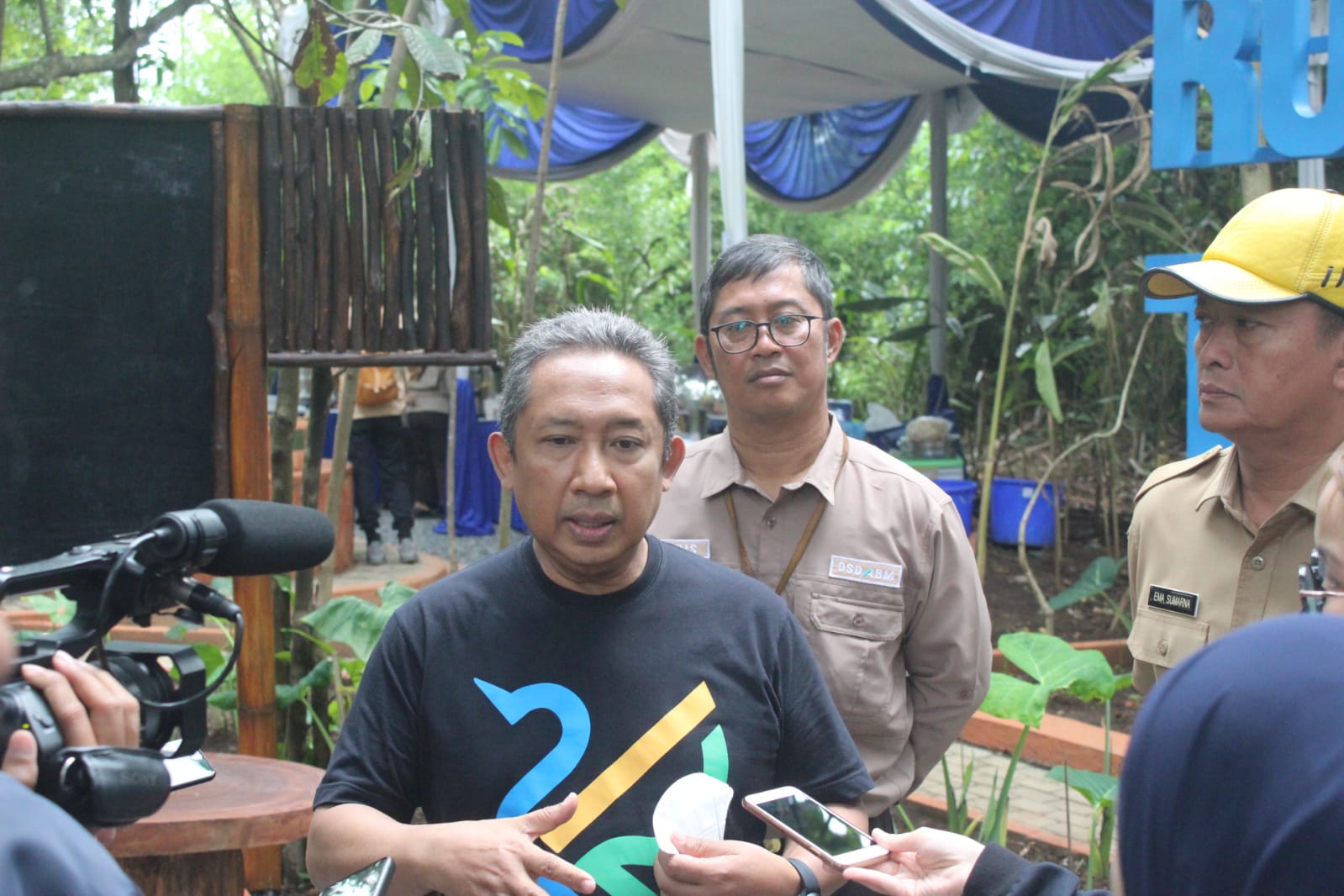 SESI WAWANCARA: Wali Kota Bandung Yana Mulyana saat memberikan penjelasan mengenai resapan air di Kota Bandung, Selasa 6 Februari 2023. (NINA AGUSTINA/JABAREKSPRESS)