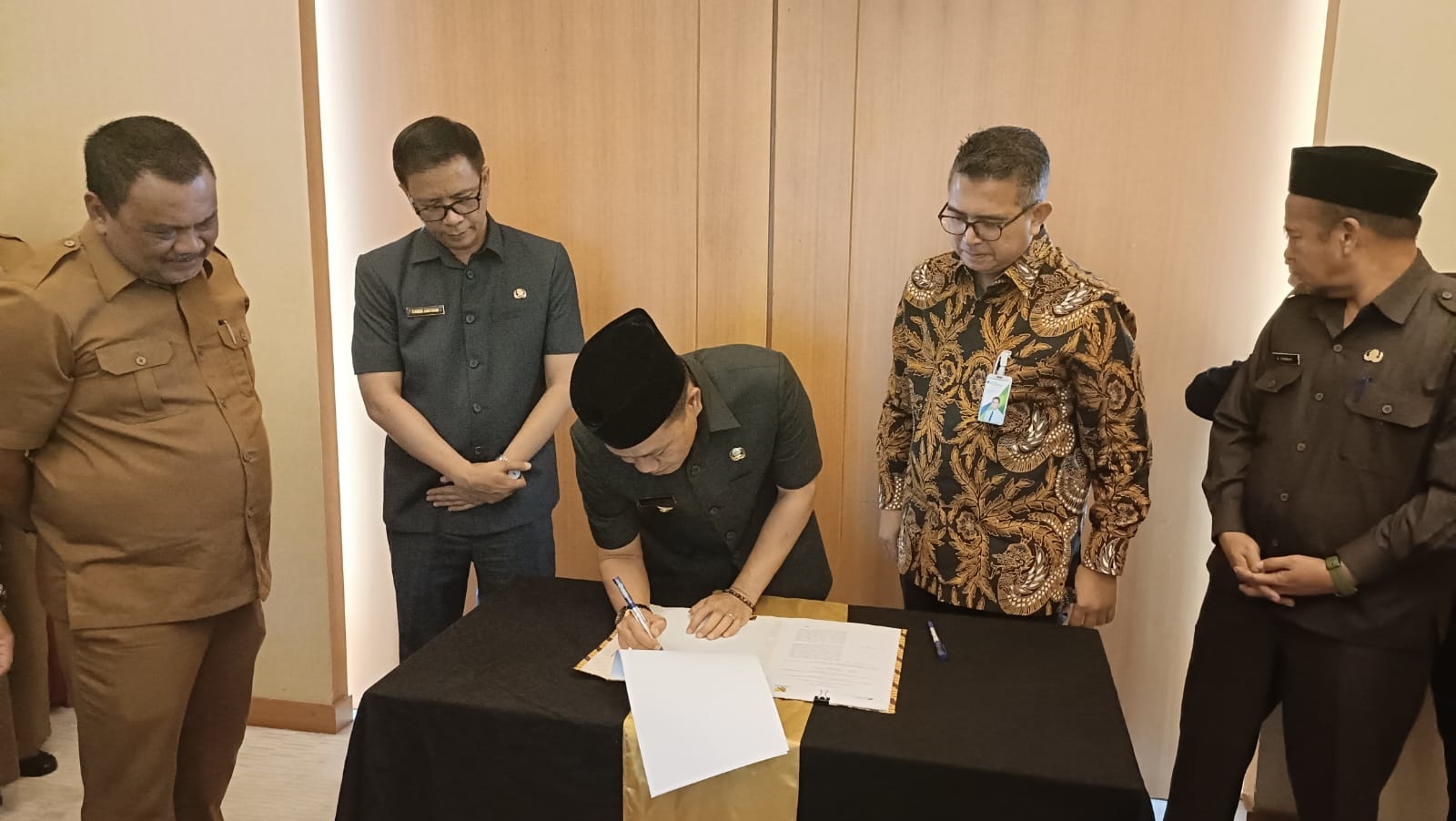 BPJS Ketenagakerjaan Kantor Cabang Bandung Soekarno Hatta bersama dengan Bupati Bandung, H. M Dadang Supriatna menandatangani MoU mengenai Perlindungan Jaminan Sosial Ketenagakerjaan untuk para pekerja di Kabupaten Bandung.