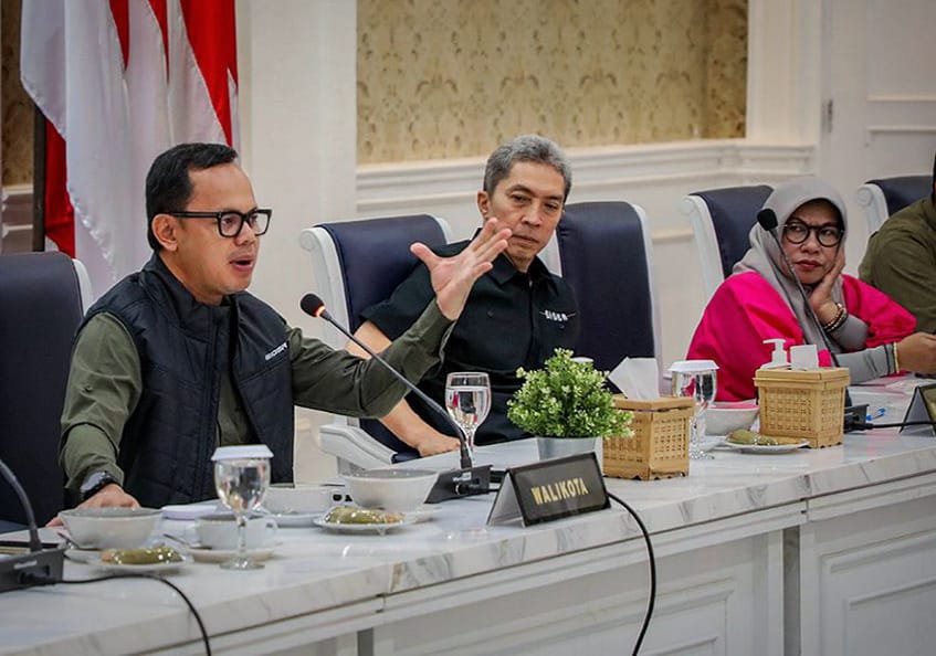 Wali Kota Bogor, Bima Arya saat memimpin briefing staf bersama para kepala perangkat daerah dan aparatur wilayah. (Yudha Prananda / Jabar Ekspres)