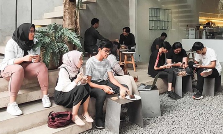 Suasa bersantai para kaula muda di salah satu kafe yang berada di Braga Bandung.