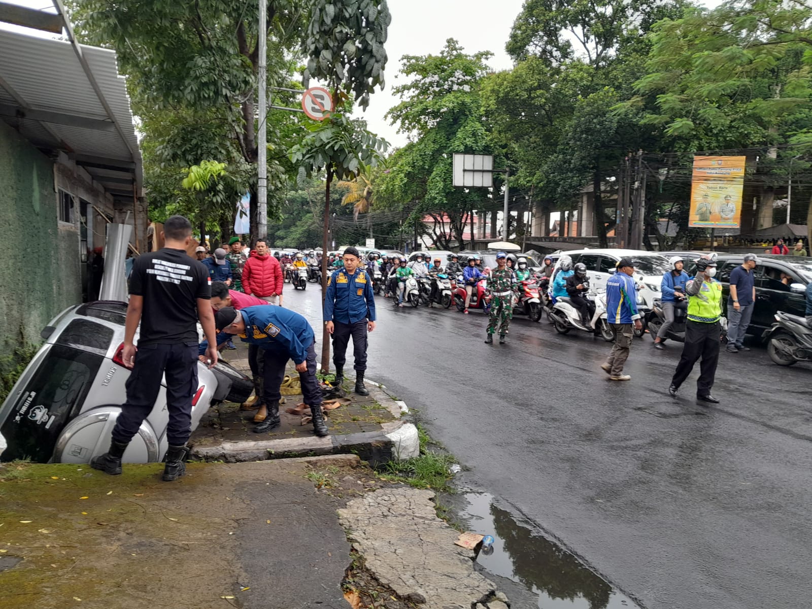 Diduga Mengantuk, Mobil Daihatsu Terios Terperosok ke Saluran Air, Begini Kondisinya