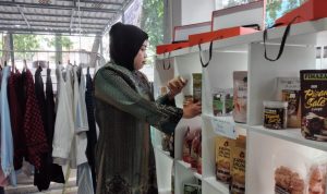KEMBANGKAN USAHA: Martini sedang merapikan sejumlah produk UMKM di Galeri Dekranasda MPP Kota Bandung. (HENDRIK MUCHLISON/JABAR EKSPRES)
