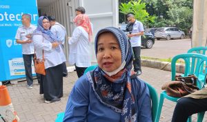 BERIKAN PENDAMPINGAN: Kepala DP3A Kota Bandung Uum Sumiati saat memberikan penjelasan mengenai kekerasan anak yang menjadi korban ayah kandung sendiri, Rabu 8 Februari 2023. (SANDI NUGRAHA/JABAR EKSPRES)