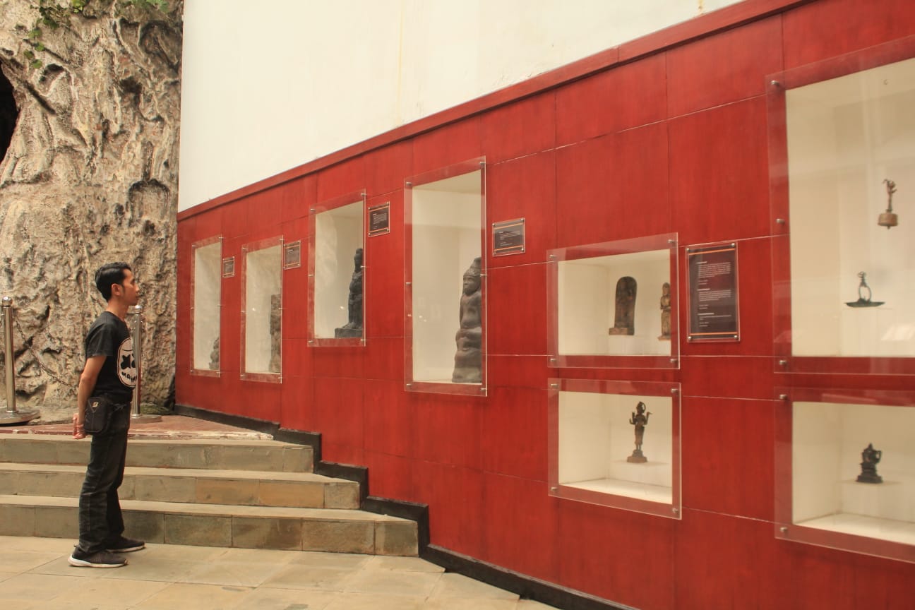 BUKTI SEJARAH: Pengunjung saat melihat sejumlah koleksi di Museum Sri Baduga. Museum itu menyimpan ribuan benda warisan sejarah dan budaya di Jawa Barat. (HENDRIK MUCHLISON/JABAR EKSPRES)