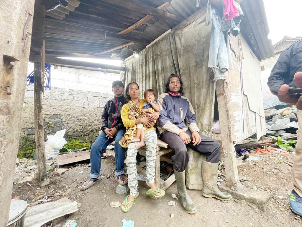 Heni dan keluarga tinggal di rutilahu bersama keluarganya. Lokasinya di Kampung Cidadap RT 02 RW 12, Desa Padalarang, Kecamatan Padalarang. (Akmal Firmansyah/Jabar Ekspres)