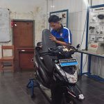 HASIL MODIFIKASI: Arya,16, salah satu siswa yang berpartisipasi dalam pengerjaan motor listrik di SMKN 8 Bandung. (Sadam Husen/Jabar Ekspres)