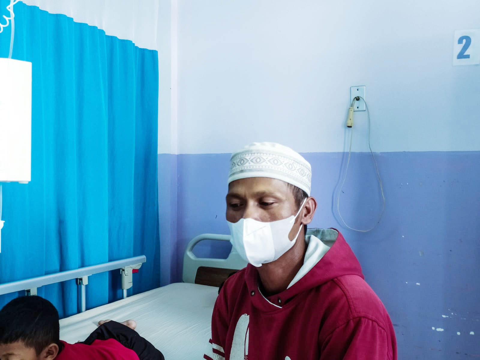 Bubun,50, saat menjaga keluarganya ketika mendapat perawatan pasca keracunan makanan di Gununghalu KBB. (Akmal Firmansyah/Jabar Ekspres)