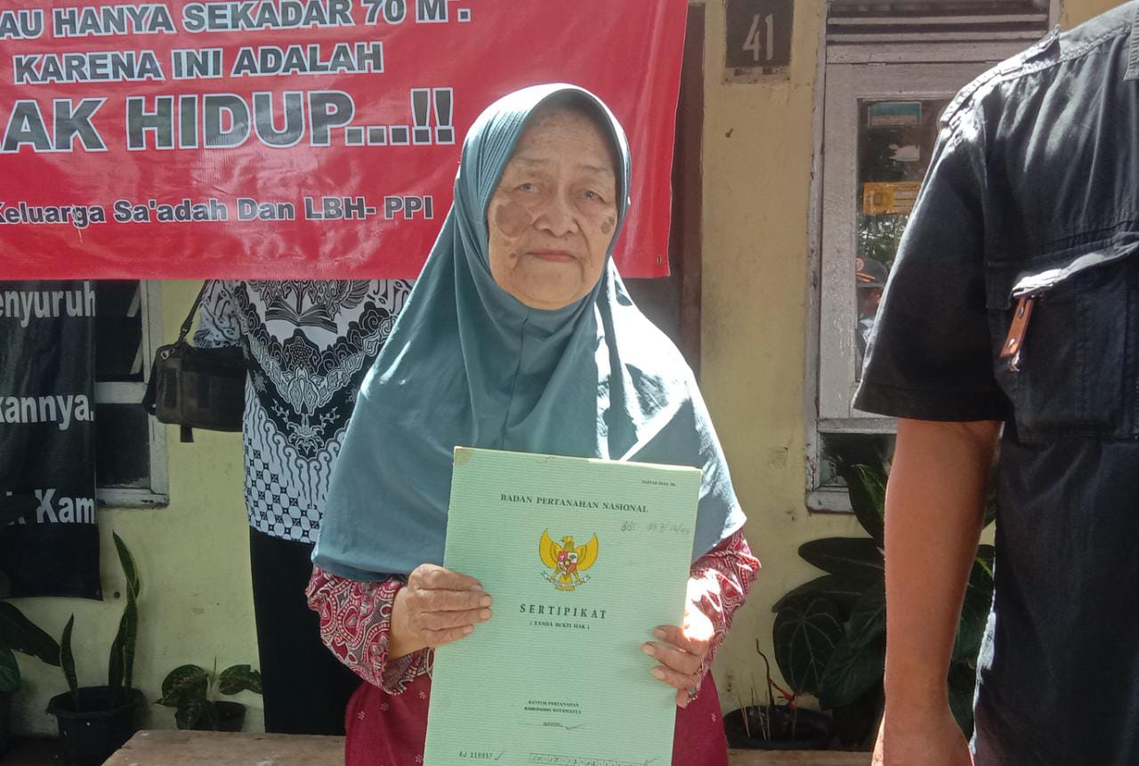 BUTUH PERHATIAN: Nenek Sa'adah harus menunggu keadilan datang menghampirinya lantaran rumah miliknya akan diesksekusi. (SANDI NUGRAHA/JABAR EKSPRES)