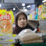 BARANG LANGKA: Salah seorang pedagang minyak goreng di Pasar Kosambi, Kota Bandung. Jelang Ramadan harga minyak goreng subsidi dengan merk Minyakita mulai langka. (KHOLID/JABAR EKSPRES)