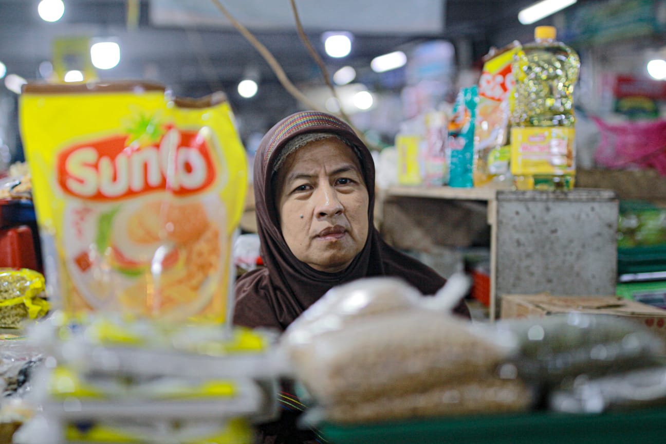 BARANG LANGKA: Salah seorang pedagang minyak goreng di Pasar Kosambi, Kota Bandung. Jelang Ramadan harga minyak goreng subsidi dengan merk Minyakita mulai langka. (KHOLID/JABAR EKSPRES)
