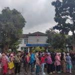 BERBURU HARGA MURAH: Antusiasme warga saat di gelarnya Operasi Pasar murah beras medium, di Kecamatan Arcamanik, Kota Bandung, Jumat (24/2). (SADAM HUSEN SOLEH RAMDHANI/JABAR EKSPRES)