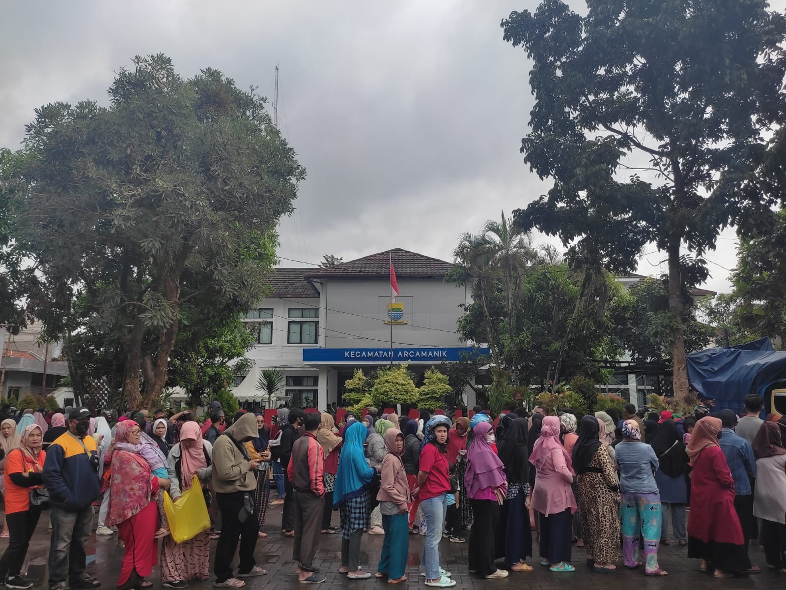 BERBURU HARGA MURAH: Antusiasme warga saat di gelarnya Operasi Pasar murah beras medium, di Kecamatan Arcamanik, Kota Bandung, Jumat (24/2). (SADAM HUSEN SOLEH RAMDHANI/JABAR EKSPRES)