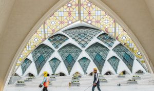 BERSIHKAN LANTAI: Petugas saat berjibaku membersihkan area Masjid Raya Al Jabbar sebelum peresmian beberapa waktu lalu. (Kholid/Jabar Ekspres)