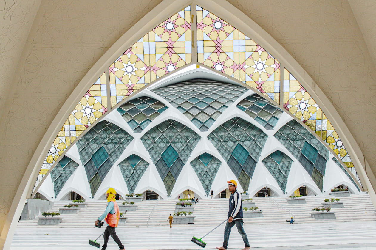 BERSIHKAN LANTAI: Petugas saat berjibaku membersihkan area Masjid Raya Al Jabbar sebelum peresmian beberapa waktu lalu. (Kholid/Jabar Ekspres)