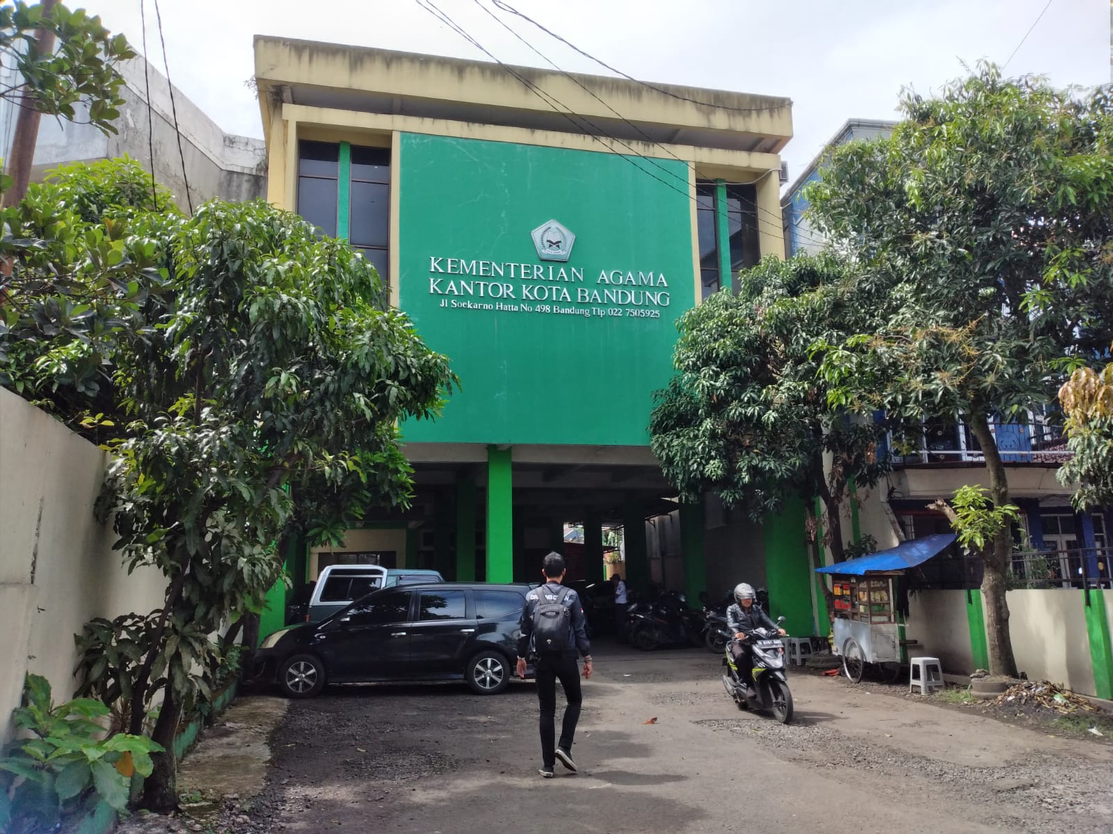 URUSAN PERKAWINA: Kantor Kementerian Agama Kota Bandung di Jalan Soekarno Hatta. Tren nikah di KUA nampaknya belum begitu ngehit di Kota Bandung. (HENDRIK MUCHLISON/JABAR EKSPRES)