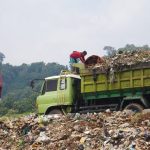 TERSENDAT: Pengangkutan sampah ke TPA Sarimukti di Kecamatan Cipatat, Kabupaten Bandung Barat (KBB) masih terhambat.