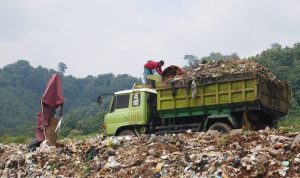TERSENDAT: Pengangkutan sampah ke TPA Sarimukti di Kecamatan Cipatat, Kabupaten Bandung Barat (KBB) masih terhambat.