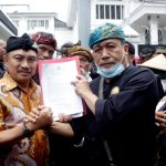 Ketua Komisi V DPRD Provinsi Jawa Barat dari Gerindra Abdul Harris Bobihoe saat menerima audiensi dari Majelis Adat Sunda yang sebelumnya melakukan orasi di depan Kantor DPRD Provinsi Jawa Barat.