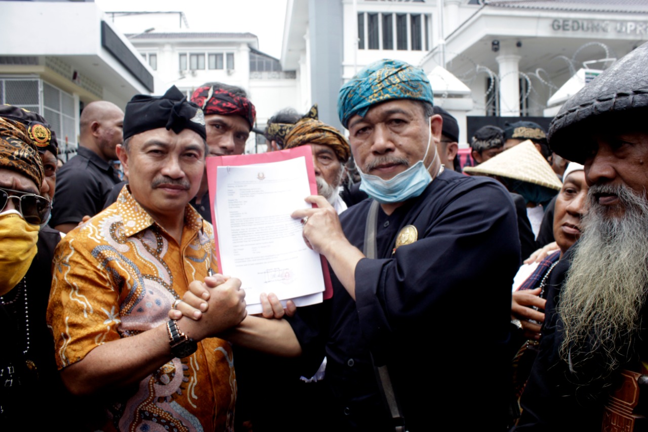 Ketua Komisi V DPRD Provinsi Jawa Barat dari Gerindra Abdul Harris Bobihoe saat menerima audiensi dari Majelis Adat Sunda yang sebelumnya melakukan orasi di depan Kantor DPRD Provinsi Jawa Barat.