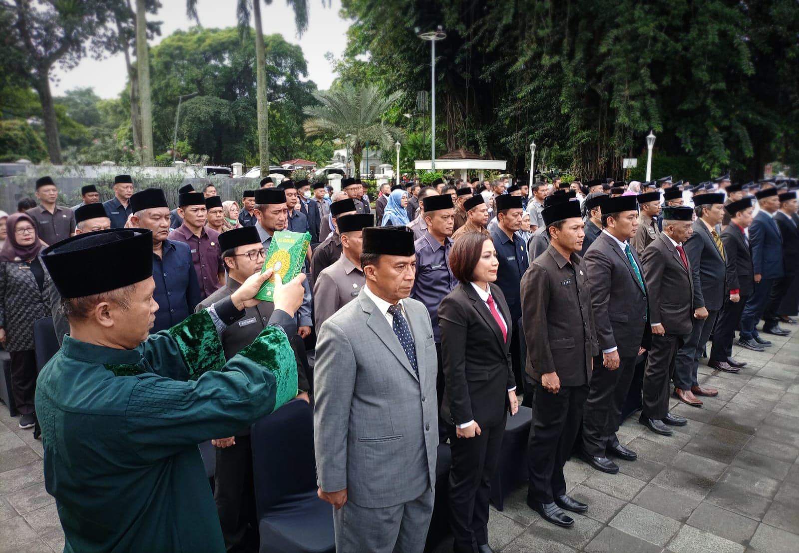Prosesi pengambilan sumpah jabatan terhadap ratusan ASN di Pemkot Bogor yang terkena mutasi dan promosi jabatan, Jumat (3/2). (Yudha Prananda / Jabar Ekspres)