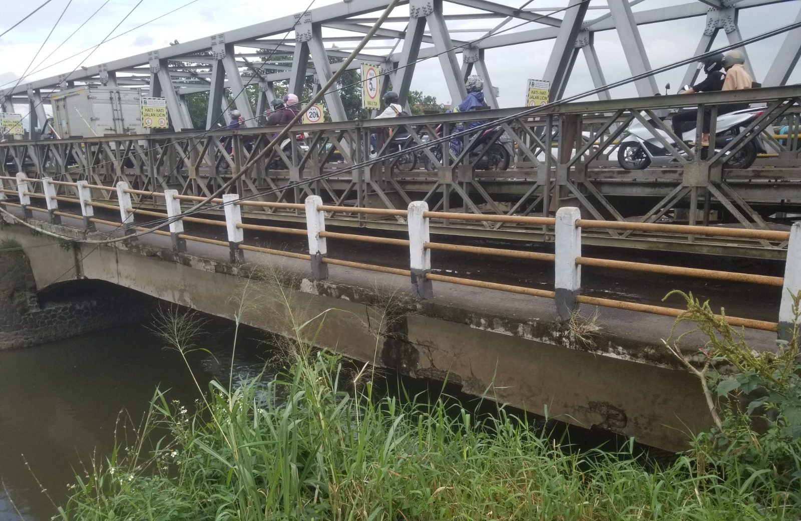 Jembatan Citarum penghubung Baleendah - Dayeuhkolot di Kabupaten Bandung, mulai terlihat retak di struktur bagian bawah jembatan