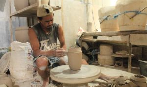 Keberadaan Pengrajin Keramik di Kecamatan Kiaracondong sampai saat ini masih eksis. Meski mengalami persaingan dengan produk impor,