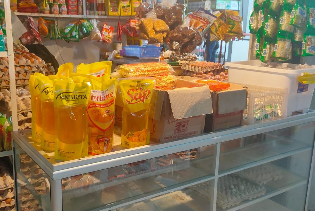 Keberadaan minyak goreng curah dalam kemasan, merek Minyak Kita di Pasar Atas Kota Cimahi mengalami kelangkaan.