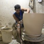 Pekerja di Kerajinan Keramik Kiaracondong sedang mengolah tanah liat menjadi keramik. (Hendrik Muchlison/Jabar Ekspres)