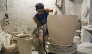 Pekerja di Kerajinan Keramik Kiaracondong sedang mengolah tanah liat menjadi keramik. (Hendrik Muchlison/Jabar Ekspres)