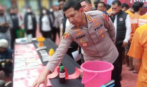 Kapolresta Bogor Kota, Bismo Teguh Prakoso saat menunjukan sejumlah barang bukti narkoba dari 21 tersangka, Selasa (7/2). (Yudha Prananda / Jabar Ekspres)