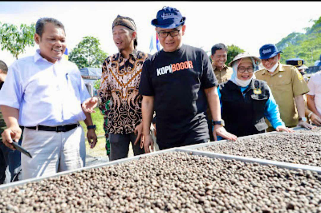 Plt Bupati Bogor Iwan Setiawan saat berkunjung ke wilayah Kecamatan Sukamakmur. (Dok. Diskominfo Kab Bogor)