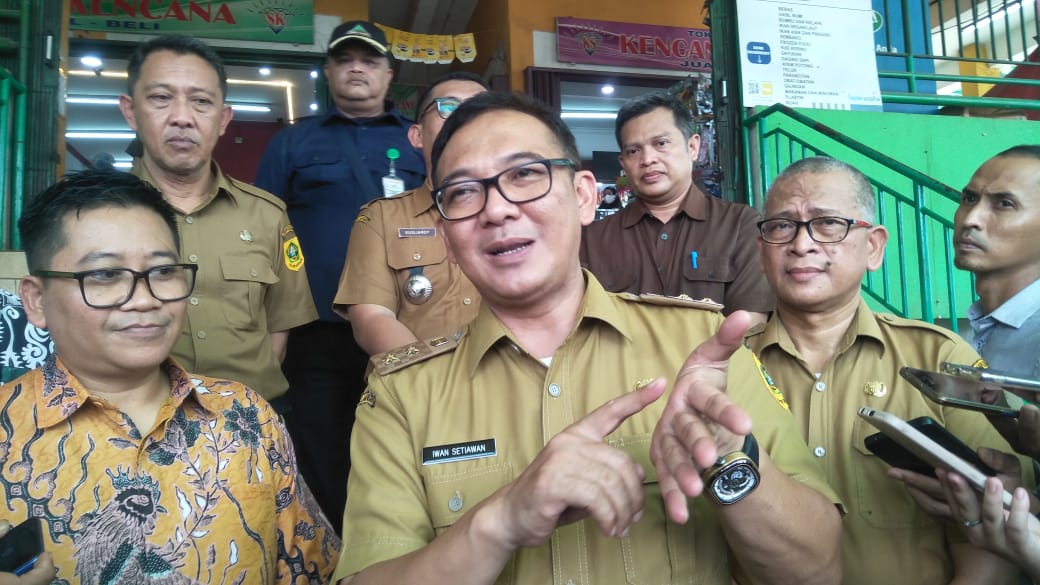Plt Bupati Bogor Iwan Setiawan saat memberikan keterangan kepada awak media. (Sandika Fadilah/Jabareskpres.com)
