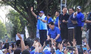 Ribuan massa dari Partai Amanat Nasional (PAN) memadati acara senam sehat dengan Tema Birukan Langit Indonesia bersama para petinggi partai