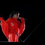 Rihanna Beri Kejutan di Super Bowl Halftime Show 2023! Tampil di Panggung Dengan 'Tamu Spesial'!