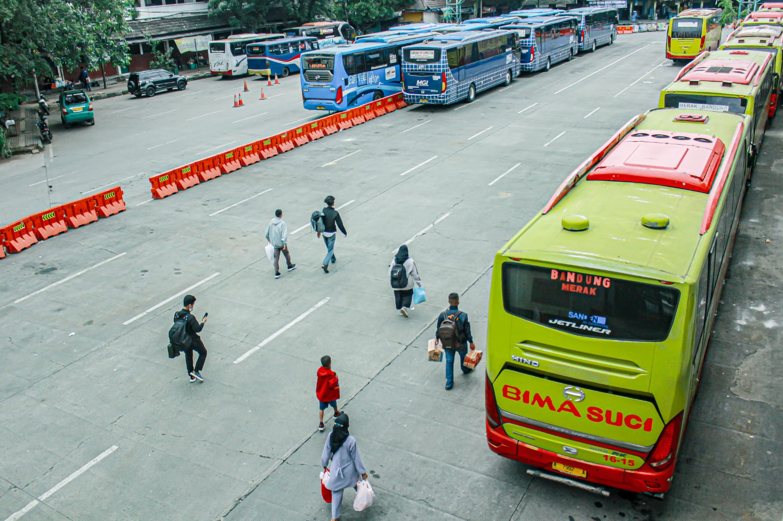 Pengelolaan transportasi umum di Bandung dinilai buruk sehingga kerap menimbulkan kemacetan parah. (KHOLID/JABAR EKSPRES)