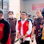 Tiba di Pengadilan Negeri Jakarta Selatan, Tangan Ferdy sambo dalam keadaan diborgol. Sambo dapat pengawalan ketat aparat keamanan.
