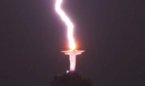 Viral! Petir Menyambar Patung Kristus di Brazil!