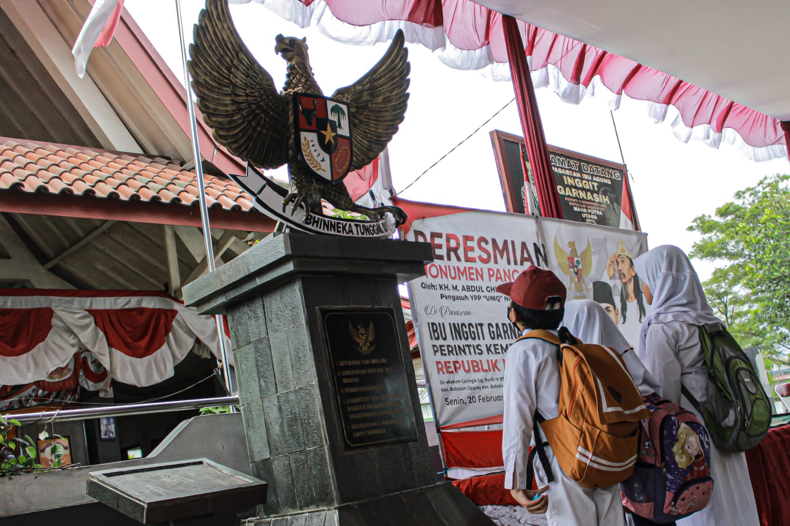 Waktu itu Inggit Garnasih lebih memilih pulang ke Bandung. Dia tidak mau dimadu oleh Soekarno dengan alasan ingin punya keturunan.