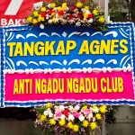 Karangan Bunga "Tangkap Agnes" di Halaman Polres Jakarta Selatan/Foto: Tangkapan Layar Twitter (@Mundiwangi4)