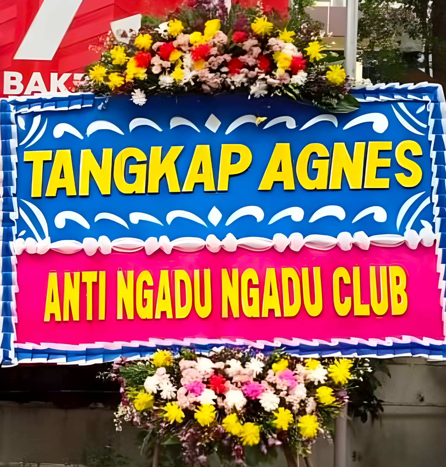 Karangan Bunga "Tangkap Agnes" di Halaman Polres Jakarta Selatan/Foto: Tangkapan Layar Twitter (@Mundiwangi4)