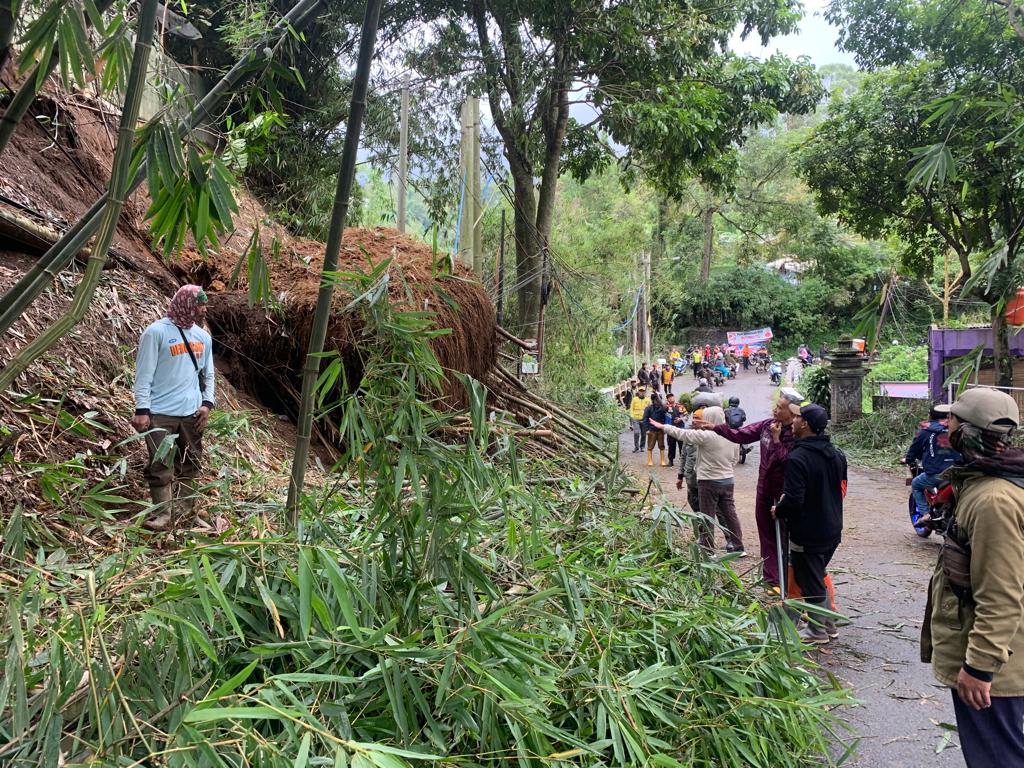 Longsor di Curug Pelangi Cimahi, Gumpalan Pohon Bambu Tutupi Jalan Kolen Masturi