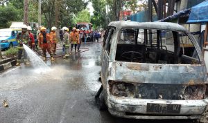 TERJADI LEDAKAN: Mobil Carry Nopol D 1715 WI ludes terbakar di Jalan Ibrahim Adjie Kecamatan Kiaracondong Kota Bandung, Senin (13/2/2023). (Sadam Husen/Jabar Ekspres)