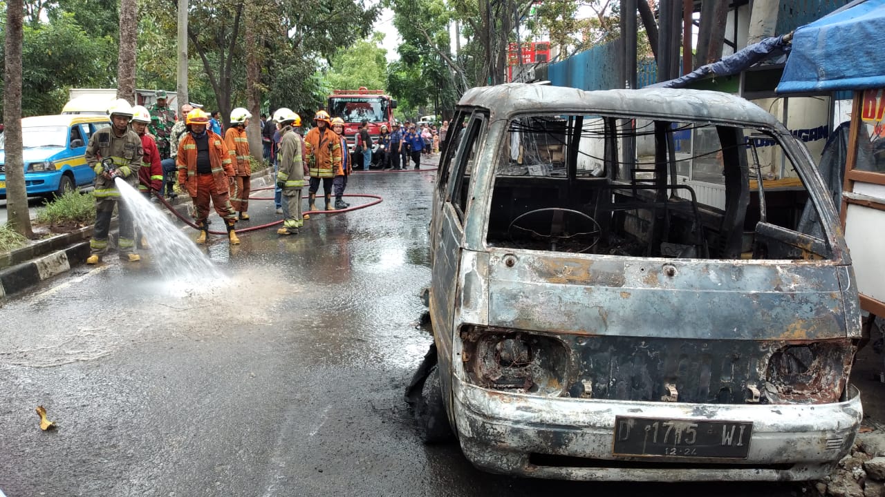 TERJADI LEDAKAN: Mobil Carry Nopol D 1715 WI ludes terbakar di Jalan Ibrahim Adjie Kecamatan Kiaracondong Kota Bandung, Senin (13/2/2023). (Sadam Husen/Jabar Ekspres)