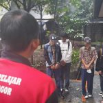 Anggota Satgas Pelajar Kota Bogor saat mengamankan sejumlah pelajar SMP yang bolos sekolah. (Yudha Prananda / Jabar Ekspres)