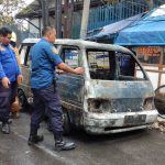HANGUS TERBAKAR: Mobil Carry pengangkut BBM ludes terbakar di Jalan Ibrahim Adjie Kecamatan Kiaracondong Kota Bandung, Senin (13/2/2023). (Hendrik Muchlison/Jabar Ekspres)