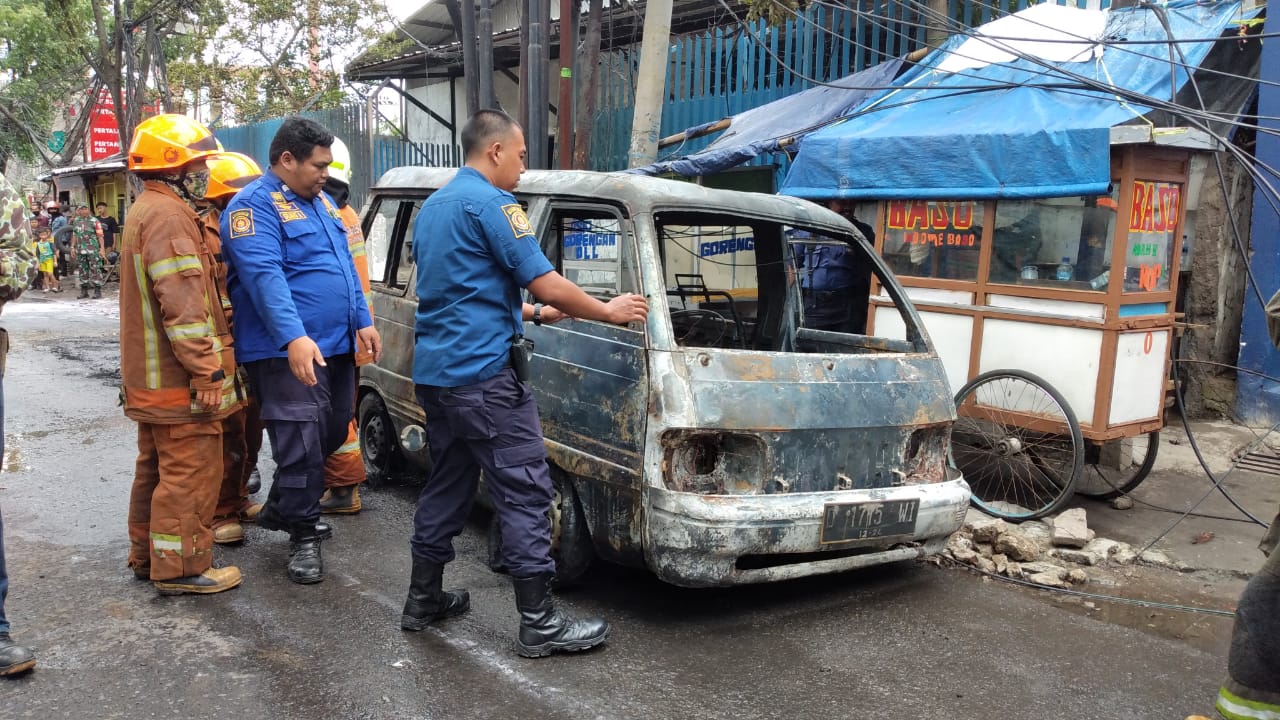 HANGUS TERBAKAR: Mobil Carry pengangkut BBM ludes terbakar di Jalan Ibrahim Adjie Kecamatan Kiaracondong Kota Bandung, Senin (13/2/2023). (Hendrik Muchlison/Jabar Ekspres)
