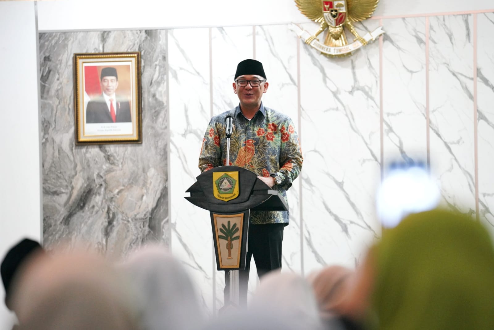 Plt Bupati Kabupaten Bogor Iwan Setiawan saat menghadiri pelatikan PAC Fatayat NU di Gedung Sebaguna, Cibinong, Kabupaten Bogor, Sabtu (4/2). (Dok. Diskominfo Kab Bogor)