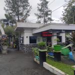 KENA IMBAS: Pembangunan flyover Ciroyom bakal merusak bangunan pos di DKKP Kota Bandung yang merupakan aset cagar budaya. (Sadam Husen Soleh Ramdhani)