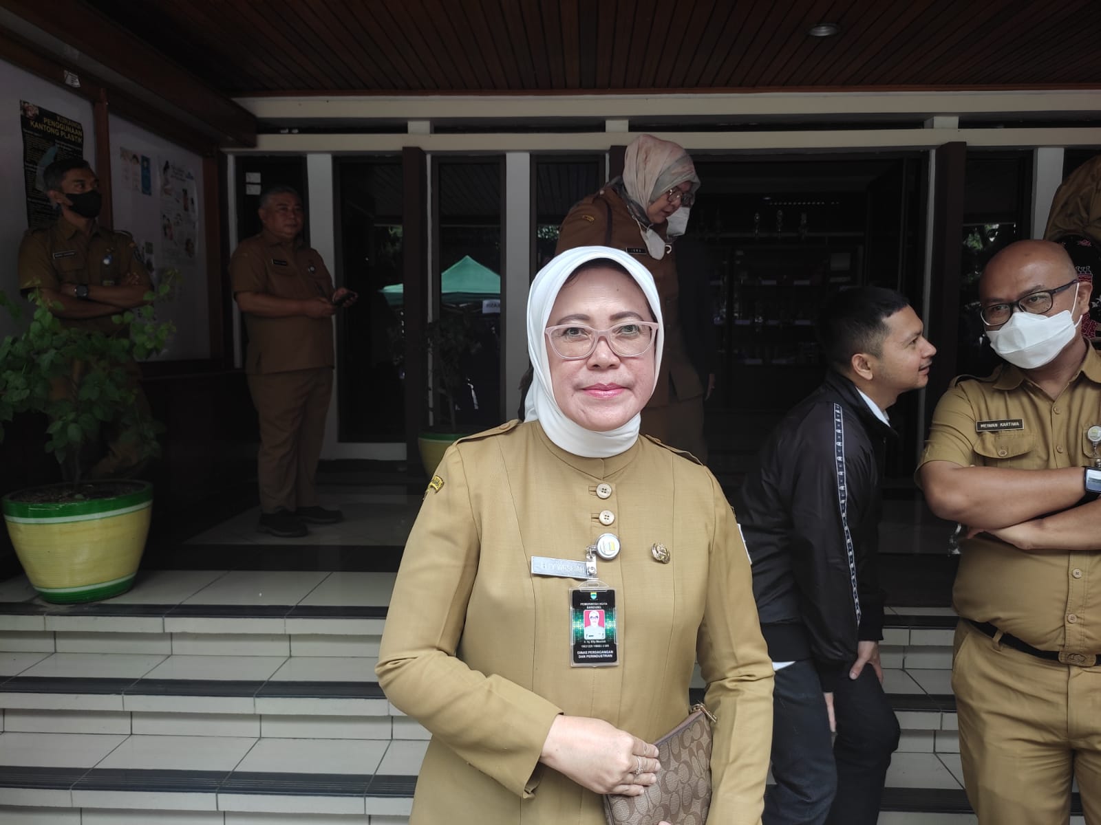 Kepala Dinas Perdagangan dan Perindustrian Kota Bandung, Elly Wasliah saat menghadiri pembukaan pasar murah, di Jalan Sukabumi Dalam, Kota Bandung. (SADAM HUSEN SOLEH RAMDHANI/JABAR EKSPRES)