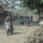Kepulan debu akibat penertiban pedagang oleh Satpol PP Kota Bandung di pinggiran kampus ISBI menutupi pandangan pengendara. (KHOLID/JABAR EKSPRES)